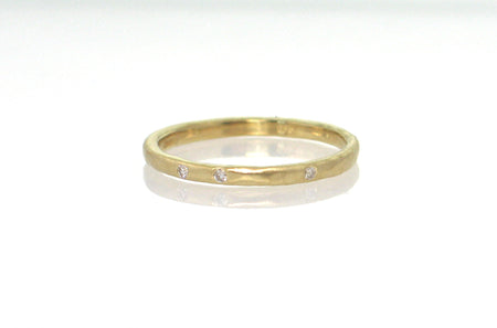18K yellow flat hammered band, 3 diamonds
