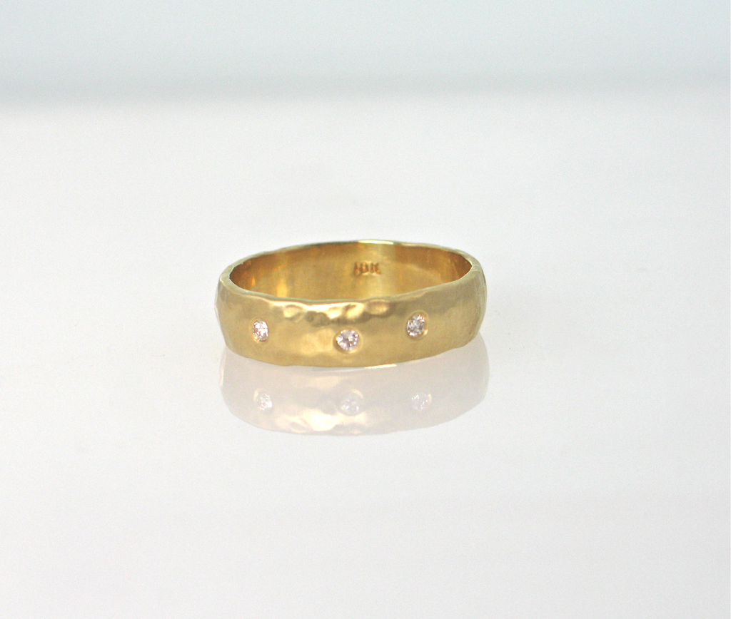 18K yellow flat hammered band, 3 diamonds