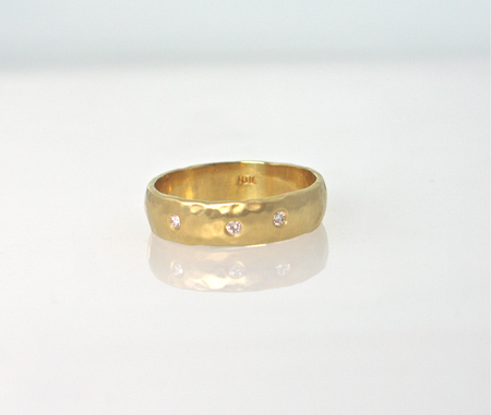 18k yellow gold hammered 2 mm band, 3 diamonds